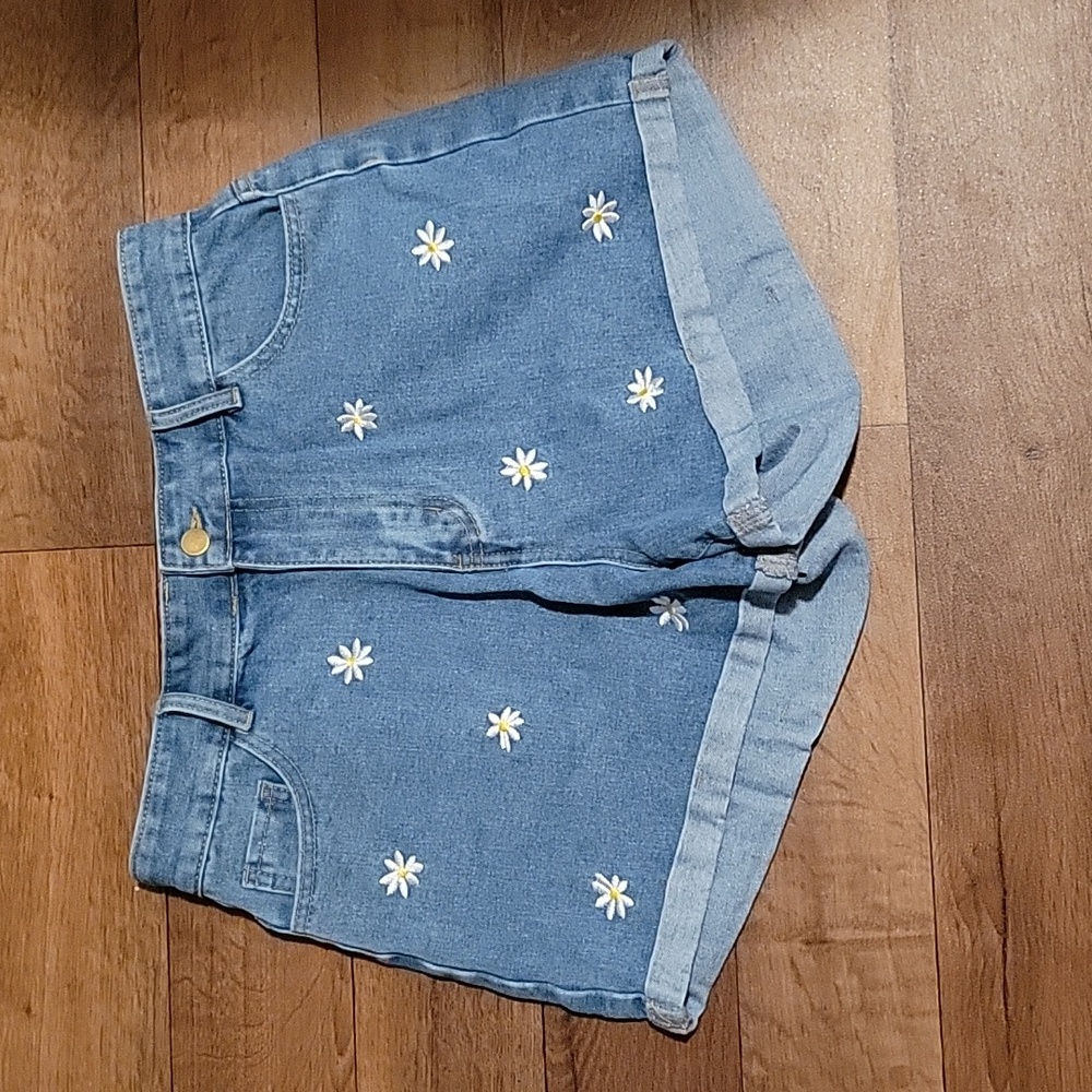 Daisy embroidered shorts NWOT